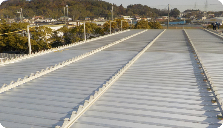 下側折版施工後にタイトツフレームを取付